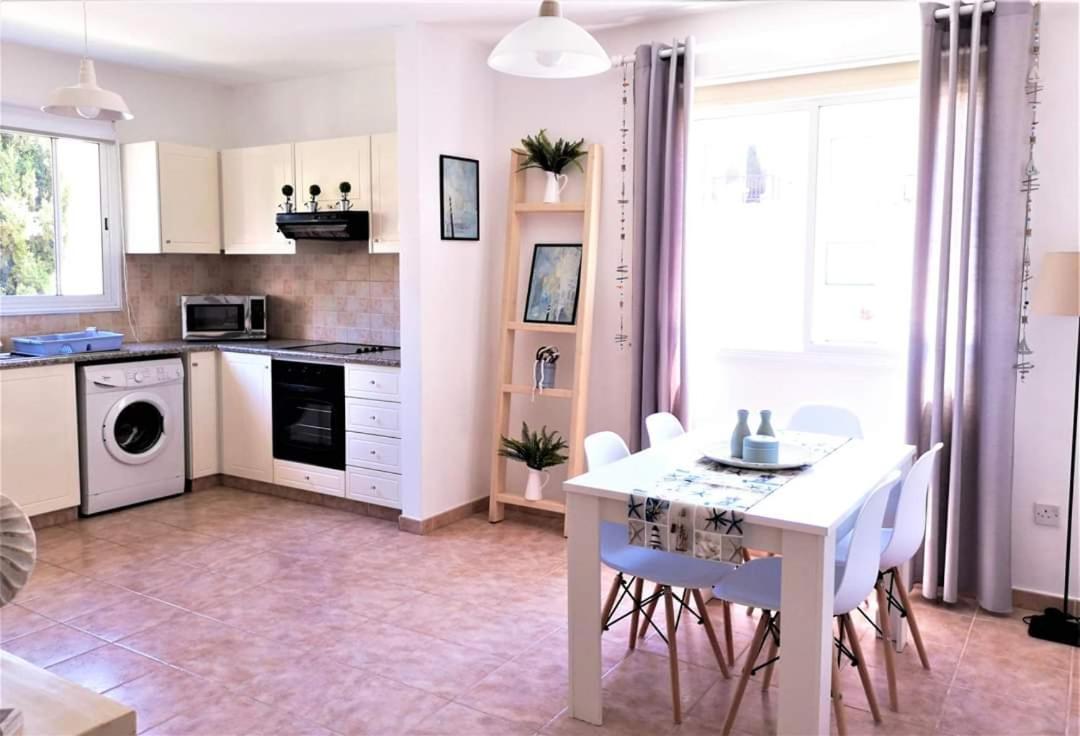 Pafia Modern Apartment Paphos Bagian luar foto